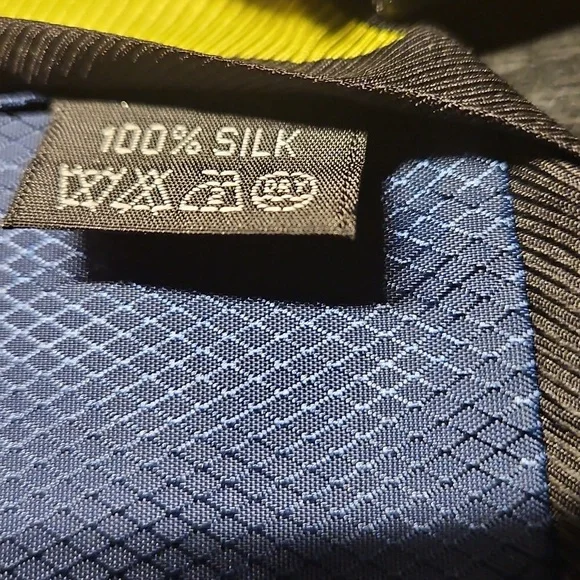 Rare Geometric Tie in Yellow and Black - Picture 2 of 3